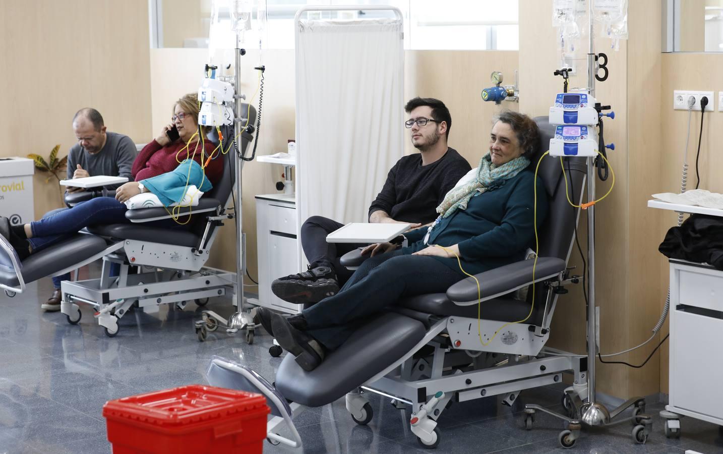 Una mañana en el Hospital de Día de Oncología de Córdoba, en imágenes