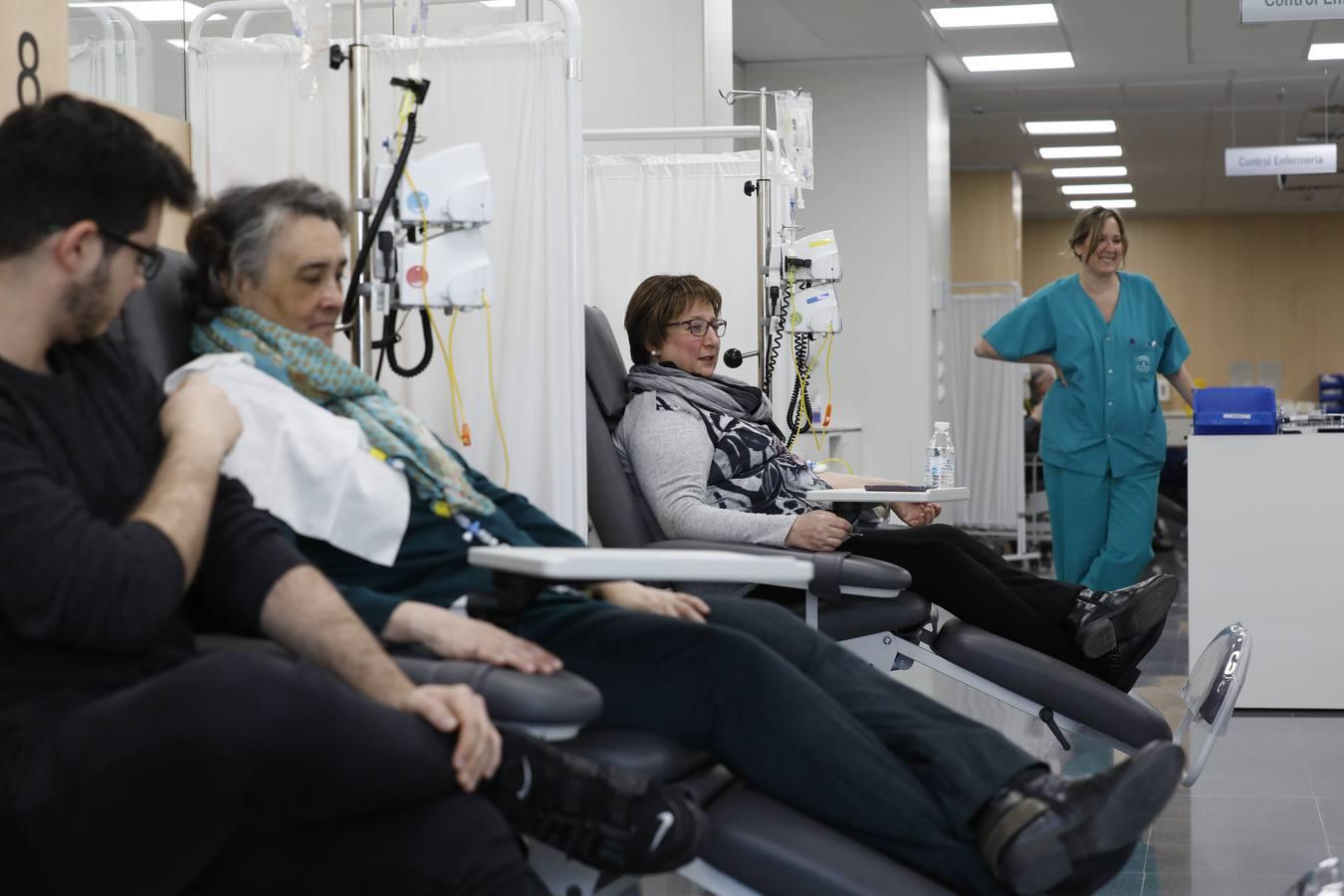 Una mañana en el Hospital de Día de Oncología de Córdoba, en imágenes