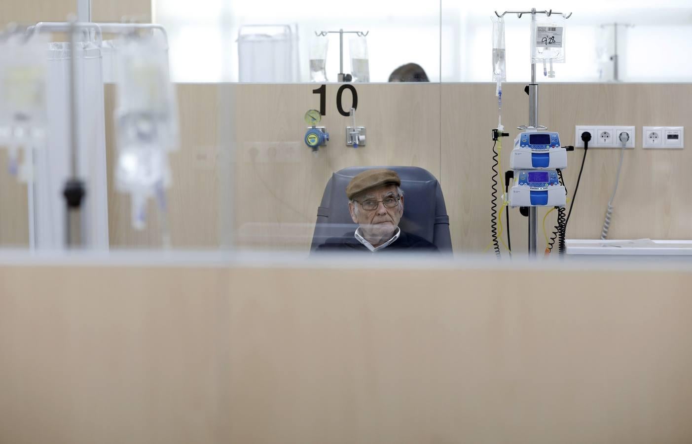 Una mañana en el Hospital de Día de Oncología de Córdoba, en imágenes