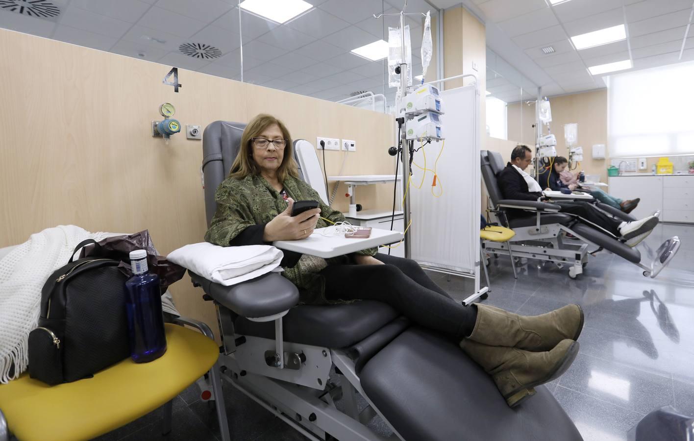 Una mañana en el Hospital de Día de Oncología de Córdoba, en imágenes