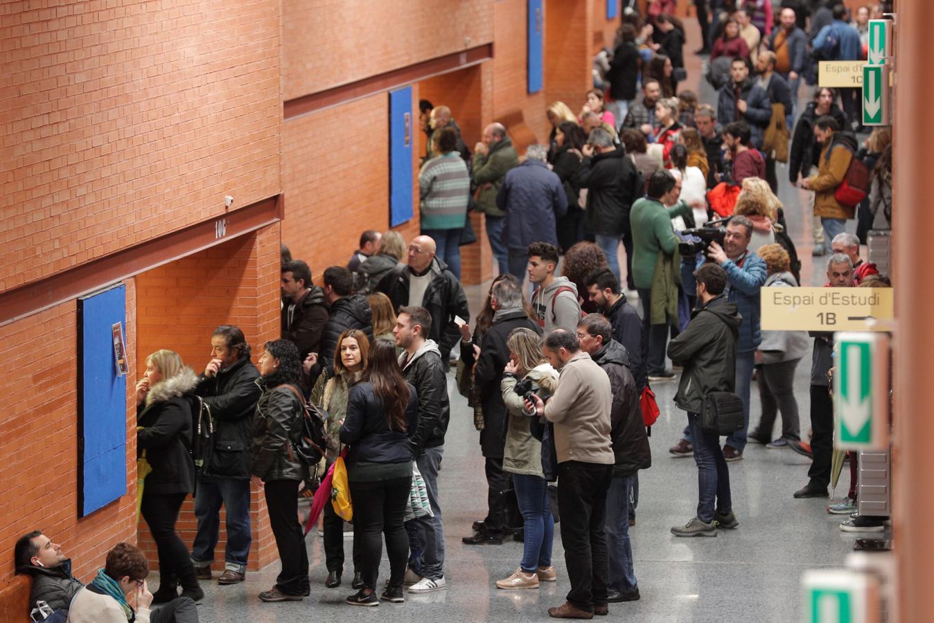 Algunas de las 10.528 personas que se han inscrito en Valencia para optar a puestos de trabajo de Correos aguardan  para entrar a las pruebas que se celebran en la Universidad de Valencia.. 