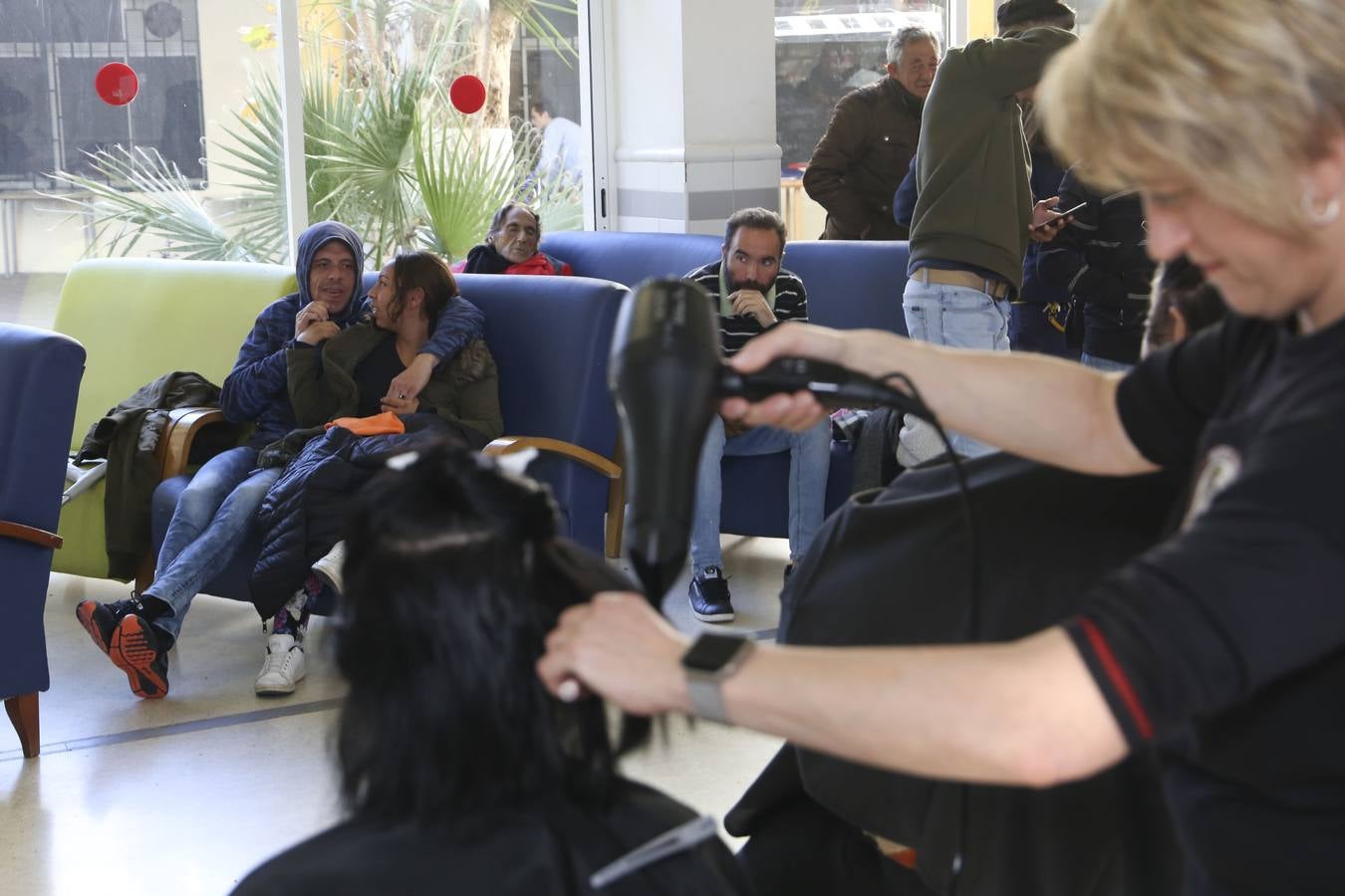 Cortes de pelo solidario en el centro de acogida municipal