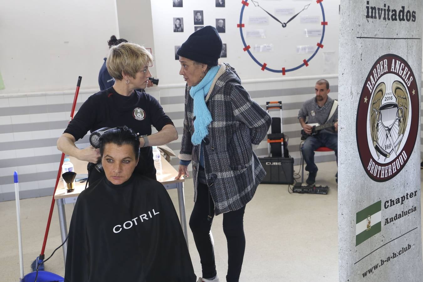 Cortes de pelo solidario en el centro de acogida municipal