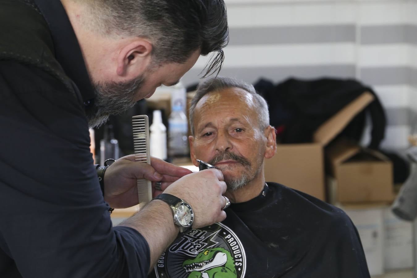 Cortes de pelo solidario en el centro de acogida municipal