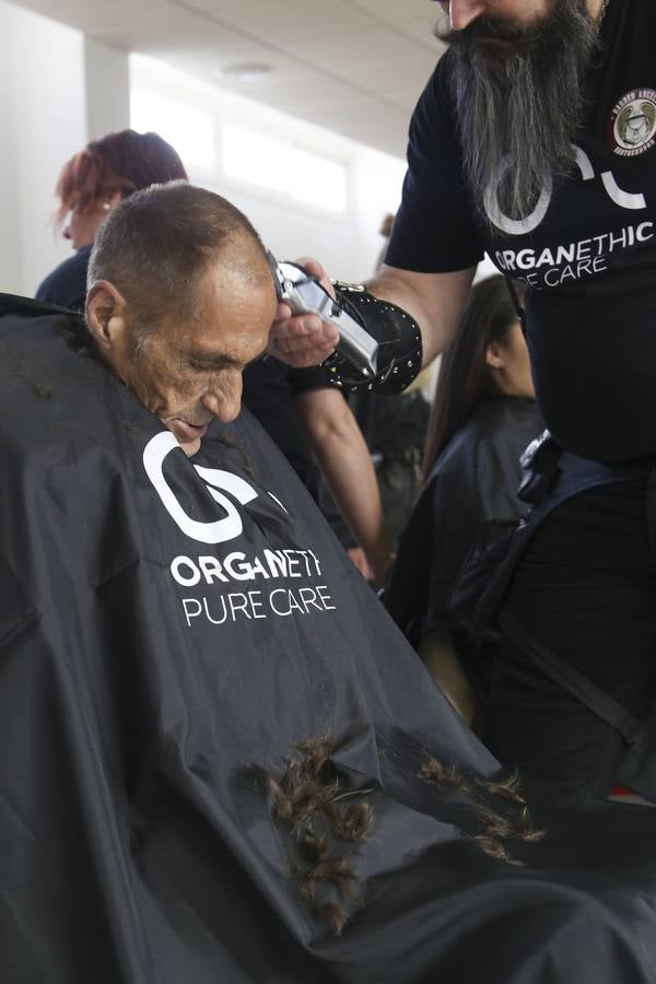 Cortes de pelo solidario en el centro de acogida municipal