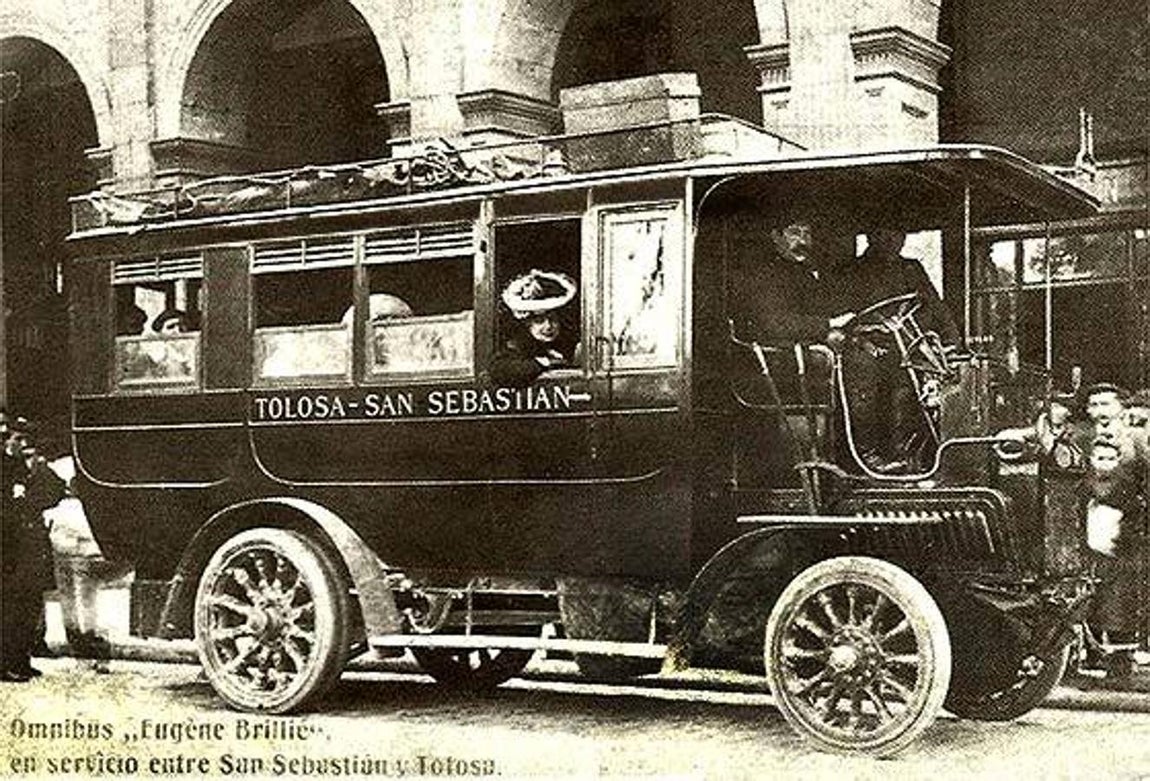 Coche de viajeros para la línea Tolosa-San Sebastián, fabricado de Eugene Brillié, similar a los primeros ómnibus de La Automovilista Toledana en 1906. 