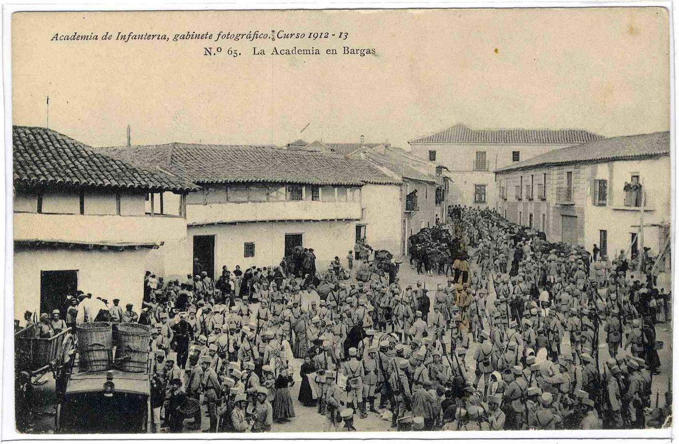 Cadetes de la Academia en la plaza mayor de Bargas. Postal. Colección Luis Alba. Archivo Municipal de Toledo.. 