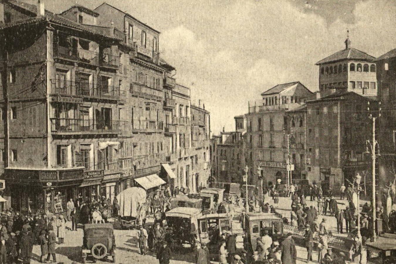 Parada de ómnibus en Zocodover para desplazarse a las estaciones de Toledo y Bargas hacia 1920. Postal de Heliotipia Artística Española. Archivo Municipal de Toledo. 