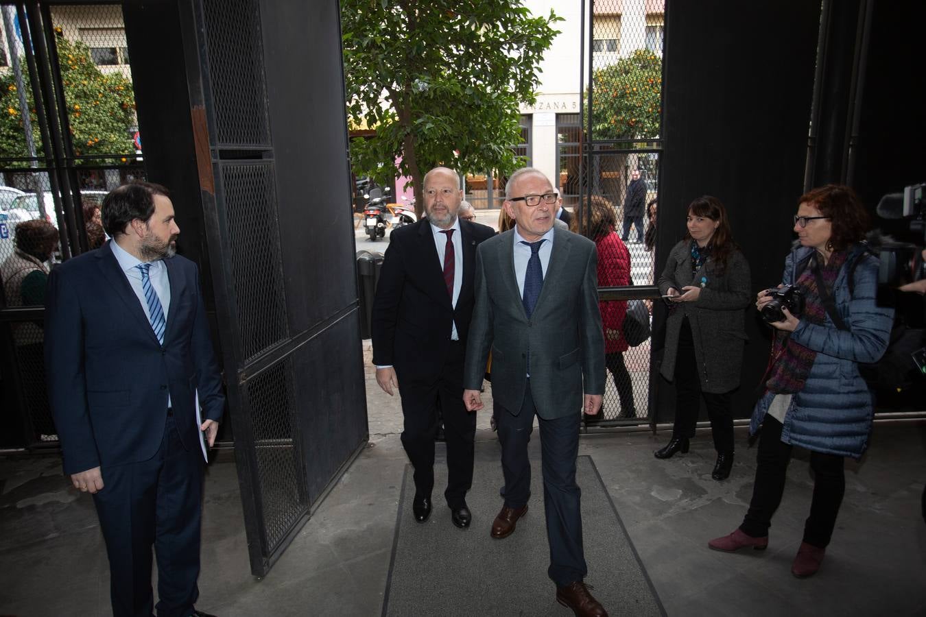 Visita del consejero de Educación al IES Murillo de Sevilla, en imágenes