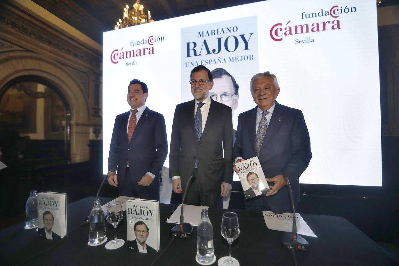 En imágenes, Rajoy presenta su libro «Una España mejor» en Sevilla