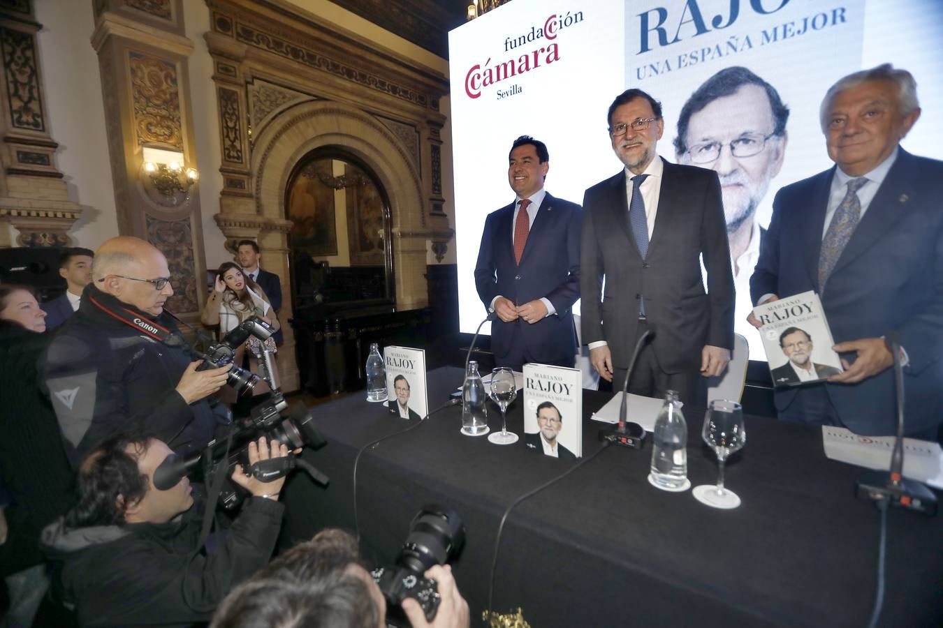 En imágenes, Rajoy presenta su libro «Una España mejor» en Sevilla