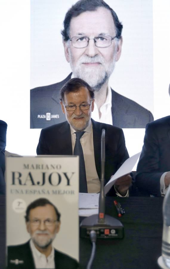 En imágenes, Rajoy presenta su libro «Una España mejor» en Sevilla