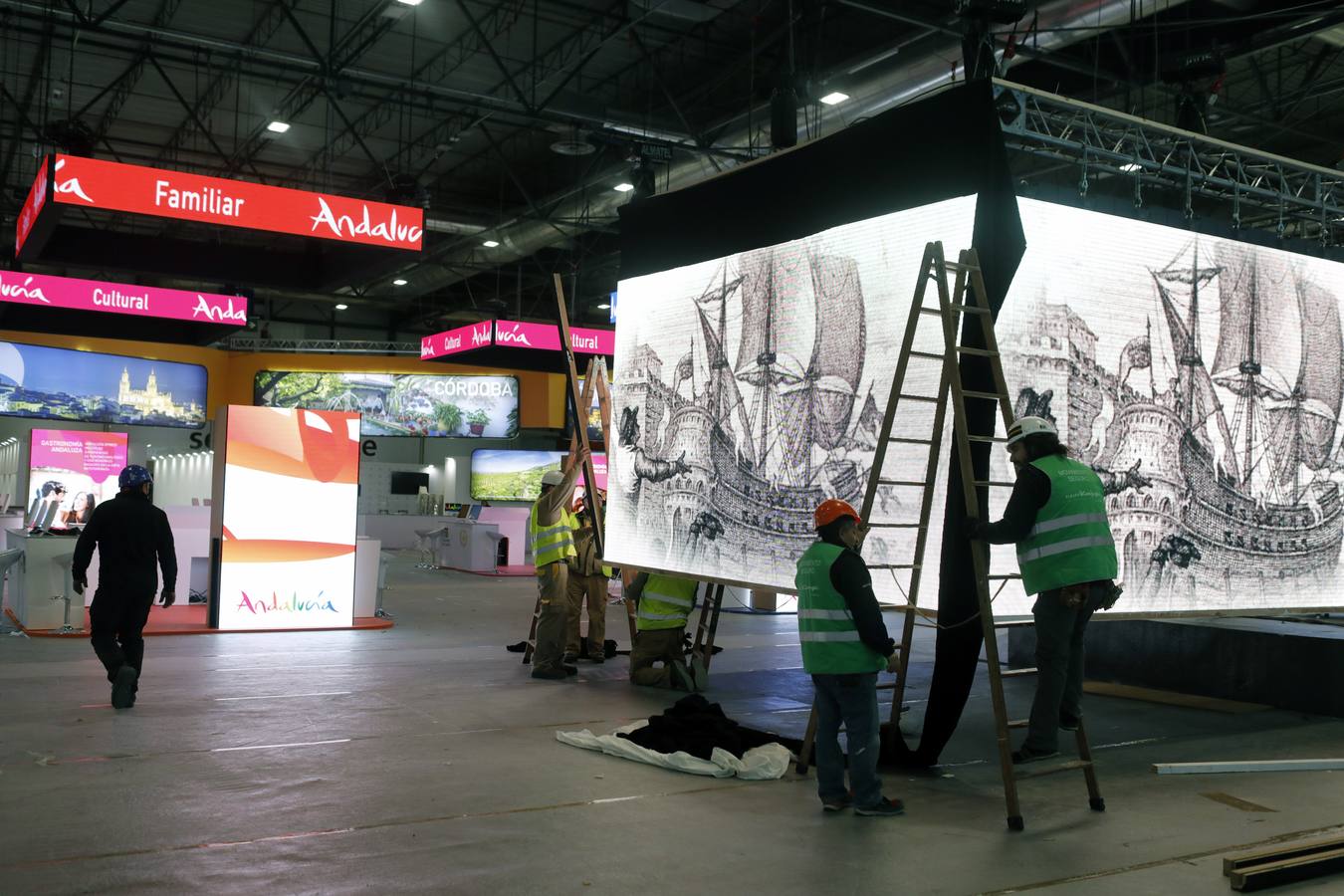 Últimando detalles en los expositores de Andalucía y Sevilla en Fitur