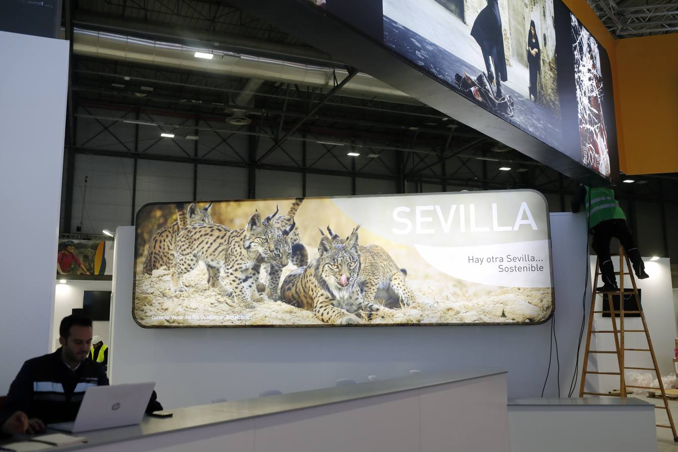 Últimando detalles en los expositores de Andalucía y Sevilla en Fitur