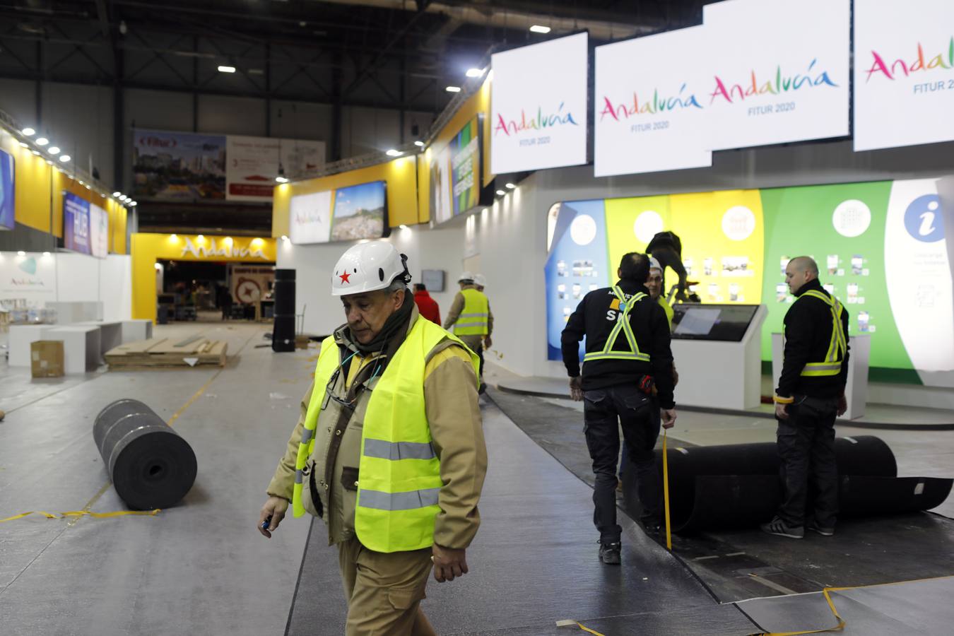 Últimando detalles en los expositores de Andalucía y Sevilla en Fitur