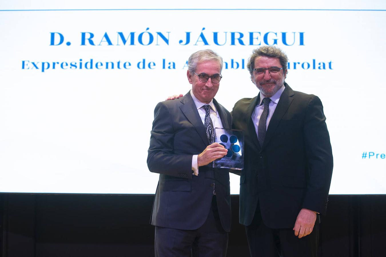 Ramón Jáuregui, ex presidente de la Asamblea Eurolat, recogió el premio de manos de Antonio Gutiérrez Limones, presidente de la Delegación Española del Consejo Europeo. 