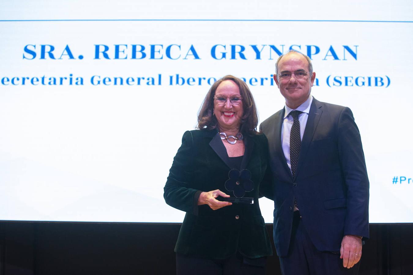 Jaume Duch, portavoz del Parlamento Europeo y director general de Comunicación, entregó el premio a Rebeca Grynspan, secretaria general Iberoamericana (SEGIB). 