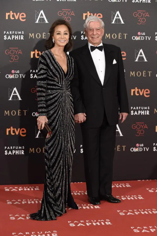 En este repaso no podía faltar la reina del corazón: Isabel Preysler. En 2016 se paseó por la alfombra roja con su pareja, Mario Vargas Llosa, con un vestido impresionante en negro y plata con escote en V de Naeem Khan.. 