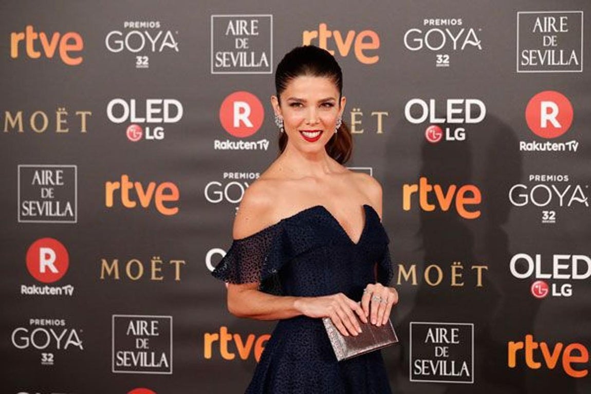 La actriz Juana Acosta dejó a todos impactados en 2018 con un diseño de Pedro del Hierro, compuesto por una falda en azul oscuro y un cuerpo tipo bardot.. 