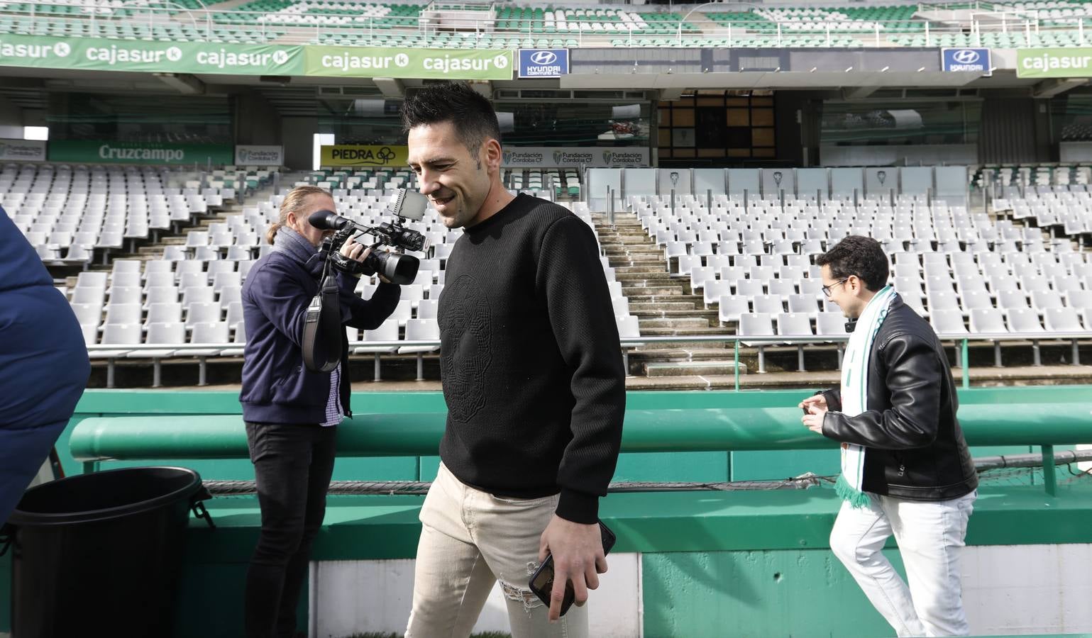 La presentación de Carlos Valverde en el Córdoba CF, en imágenes