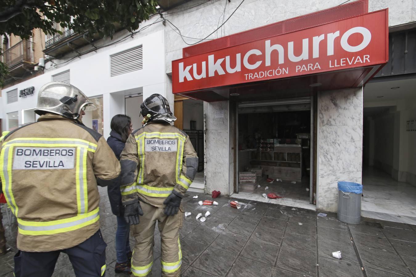 Incendio en la churrería Kukuchurro de la calle San Jacinto de Sevilla, en imágenes