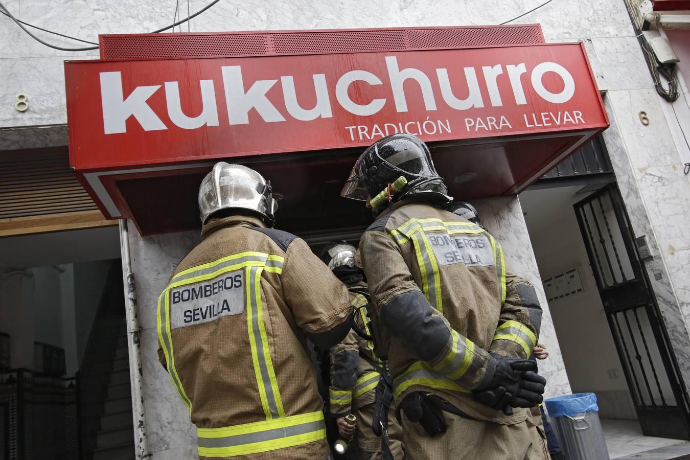 Incendio en la churrería Kukuchurro de la calle San Jacinto de Sevilla, en imágenes