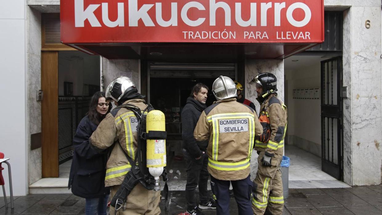 Incendio en la churrería Kukuchurro de la calle San Jacinto de Sevilla, en imágenes