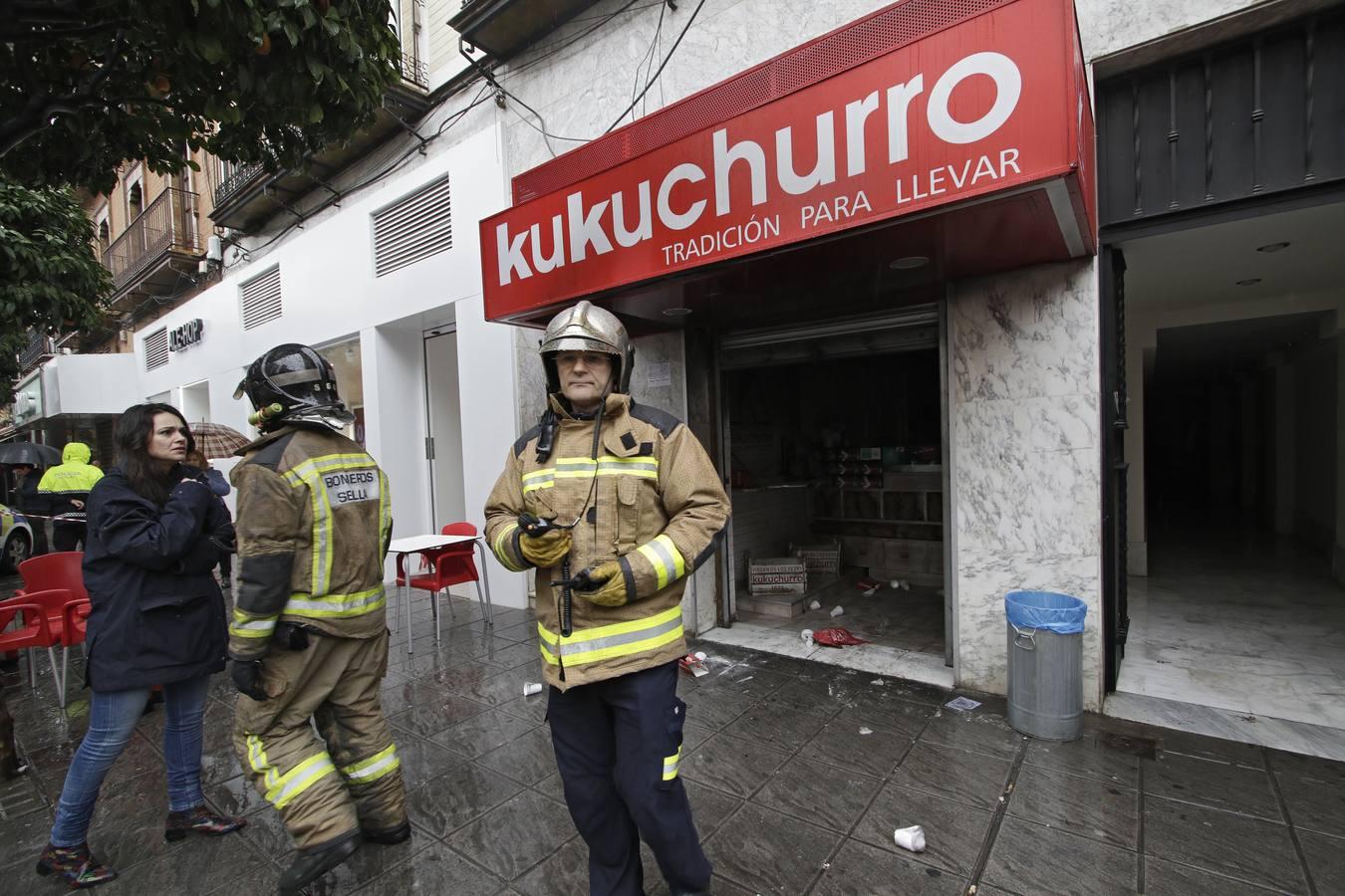 Incendio en la churrería Kukuchurro de la calle San Jacinto de Sevilla, en imágenes