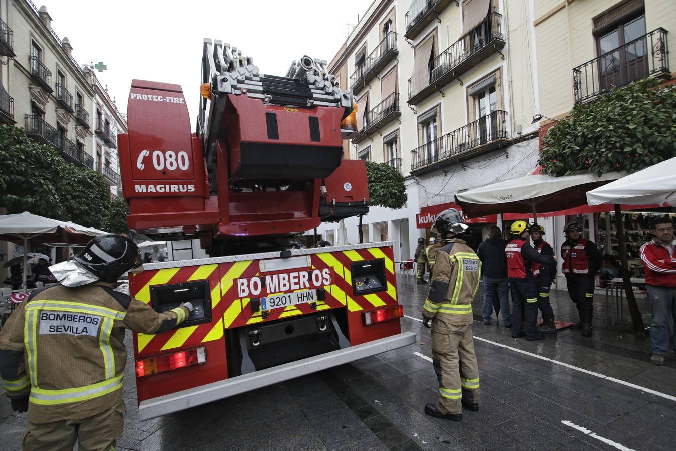 Incendio en la churrería Kukuchurro de la calle San Jacinto de Sevilla, en imágenes