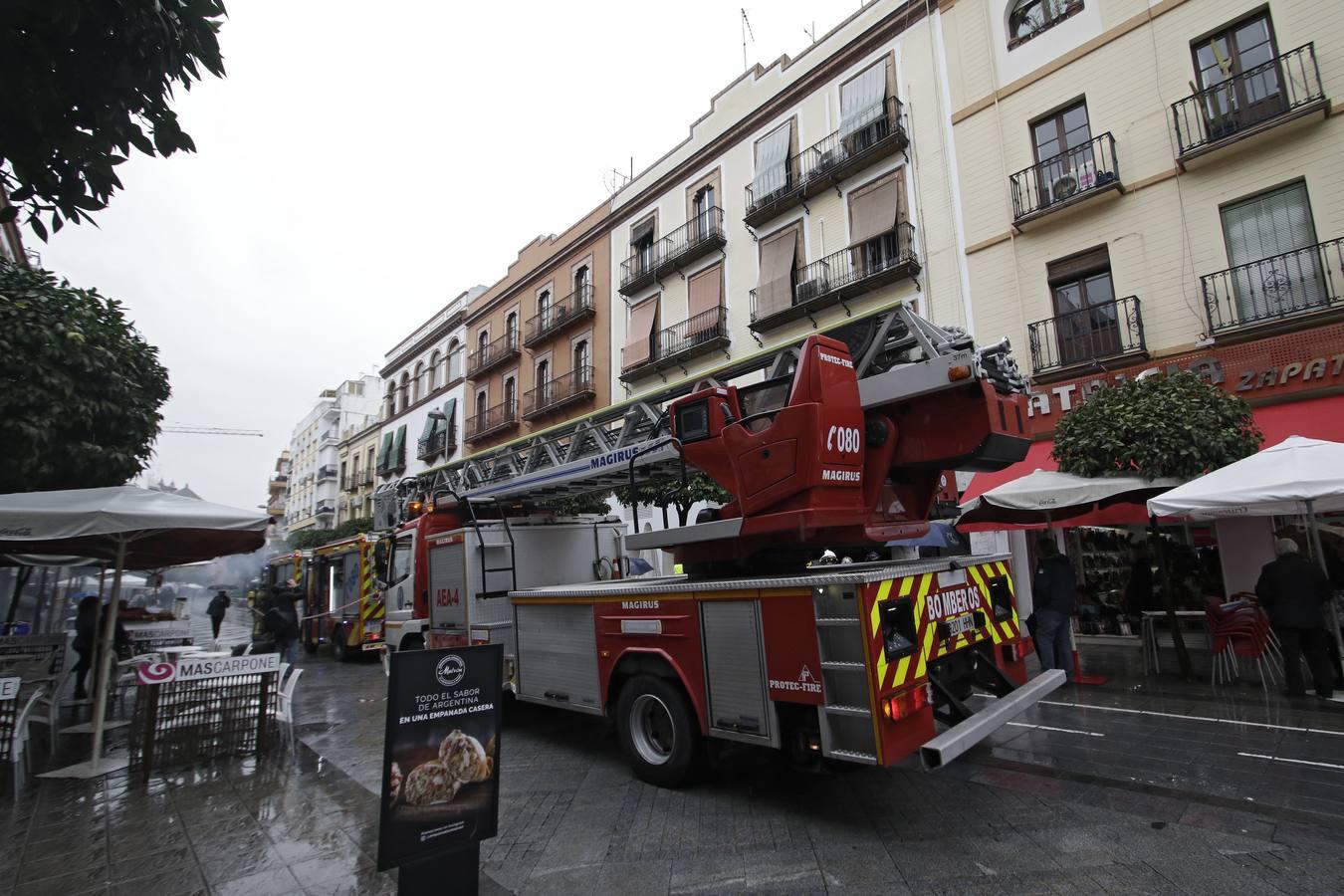 Incendio en la churrería Kukuchurro de la calle San Jacinto de Sevilla, en imágenes