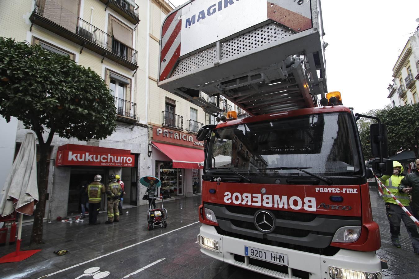 Incendio en la churrería Kukuchurro de la calle San Jacinto de Sevilla, en imágenes