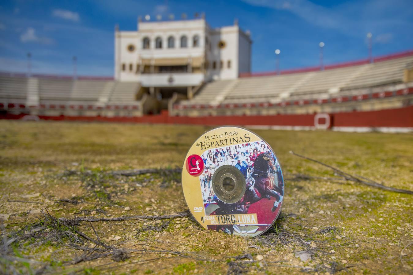 En imágenes, el expolio y el vandalismo arruinan la plaza de toros de Espartinas