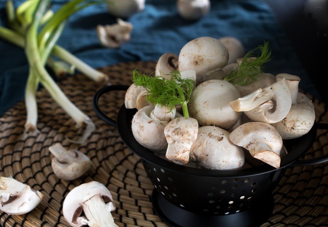 Setas y champiñones. Como ya ocurre en los supermercados, que te encuentras este alimento en la sección de congelados, tú también puedes hacerlo en tu casa. Para que mantengan su sabor una vez los has descongelado, cocínalos al vapor entre tres y cinco minutos.