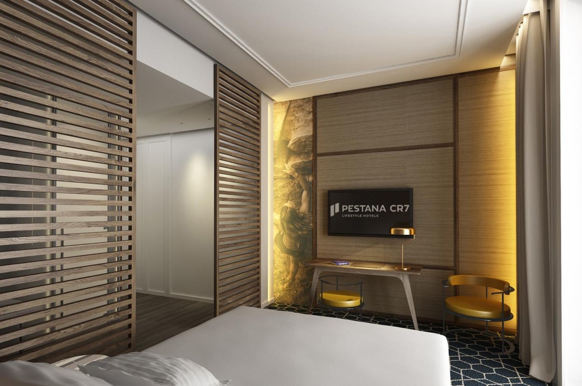 Pestana CR7 Gran Vía. Estas imagenes muestran habitaciones piloto del hotel, con una estética muy similar a los del último proyecto de Pestana Group en la Plaza Mayor de la capital, También ubicado en un emplazamiento excepcional: la Casa de la Carnicería. El equipo de interioristas que se hicieron cargo de la remodelación del edificio decidieron conservar en la medida de lo posible sus elementos originales, como las puertas de más de un siglo de antigüedad y aprovechar las molduras y ornamenrtos que sobrevivieron al paso del tiempo