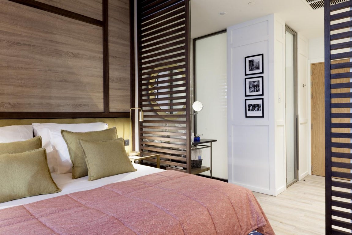 Pestana CR7 Gran Vía. Entre los hitos del 2019, destacan: la apertura de su hotel número 100, el Pestana Park Avenue (Nueva York); así como su reciente emisión de bonos verdes, la primera de su tipo en el sector turístico a nivel mundial. Todo ello, ha dado como resultado un año de éxito para el grupo, que cierra el 2019 con una facturación consolidada de 450 millones de euros y un EBITDA superior a 180 M €