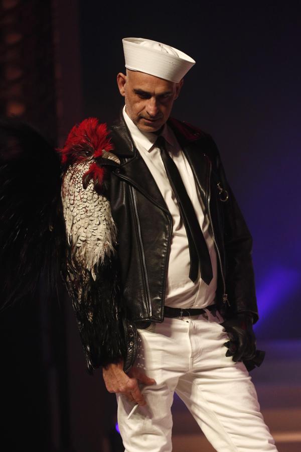 Desde las butacas del teatro, la lista de figuras de la industria que acudieron para rendir homenaje al creador parecía no acabar: desde Anne Wintour, Carla Bruni, Inès de la Fressange, Laetitia Casta, Eva Herzigová a Andrés Velencoso o los diseñadores Isabel Marant, Clare Waight Keller y Nicolas Ghesquière. 