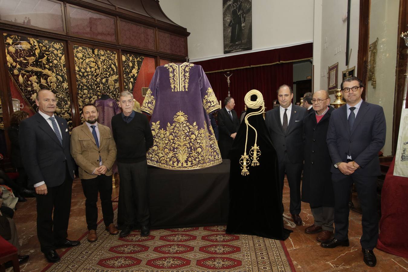 En imágenes, la hermandad del Gran Poder presenta la túnica de su cuarto centenario