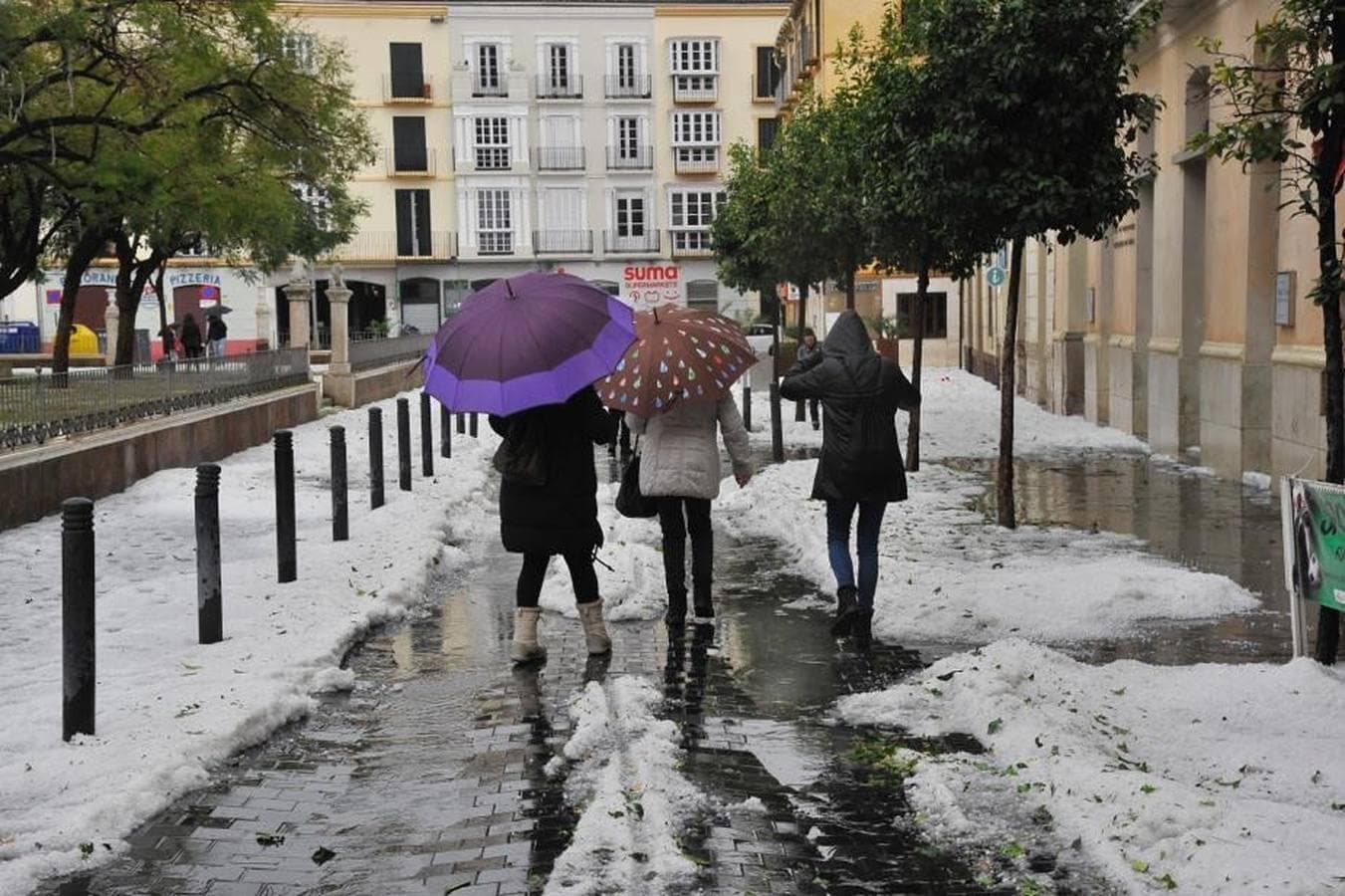 En imágenes, una intensa granizada cae sobre las calles de Málaga
