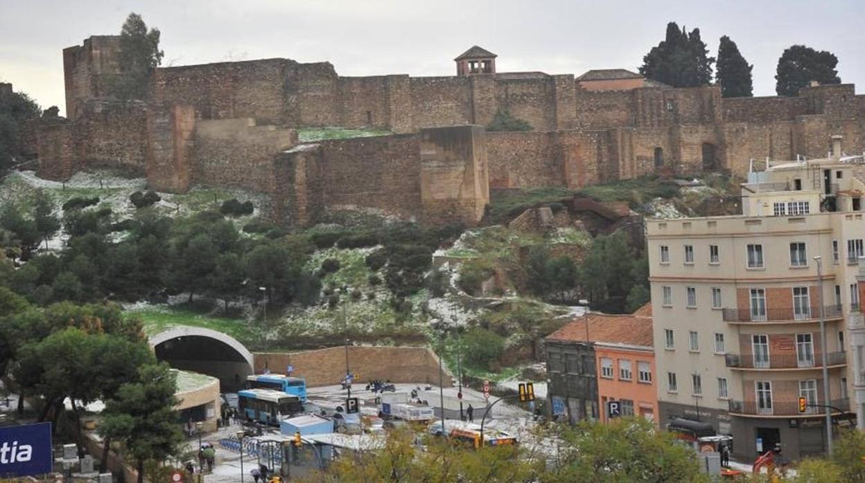 En imágenes, una intensa granizada cae sobre las calles de Málaga