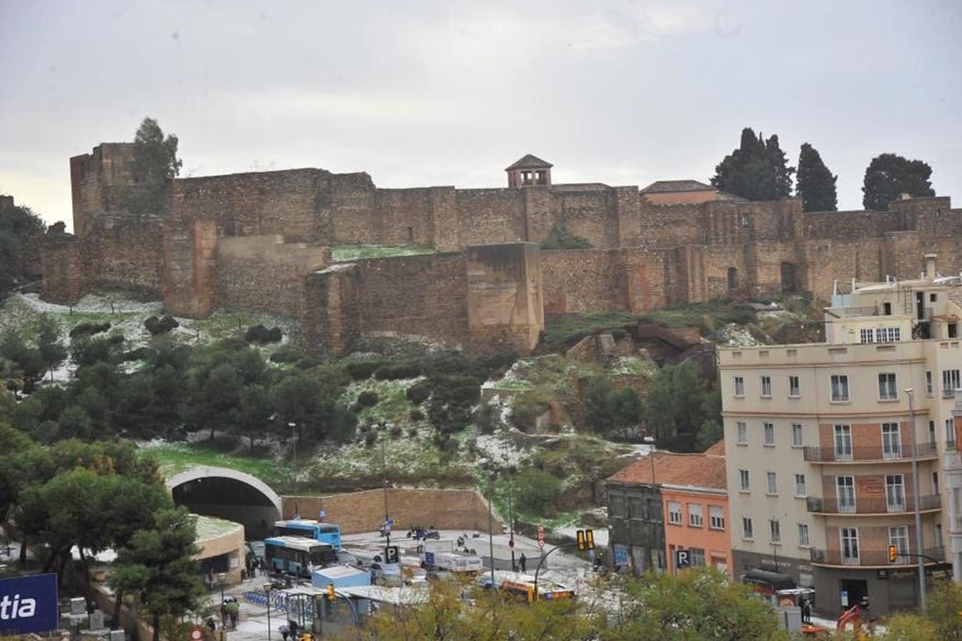 En imágenes, una intensa granizada cae sobre las calles de Málaga