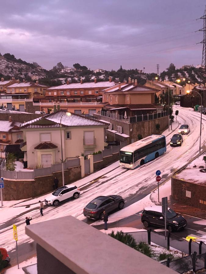 En imágenes, una intensa granizada cae sobre las calles de Málaga