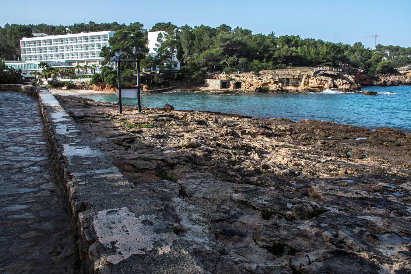 En la cala de San Vicente (Ibiza) prosigue la búsqueda del joven británico desaparecido el martes. Es el segundo de la isla