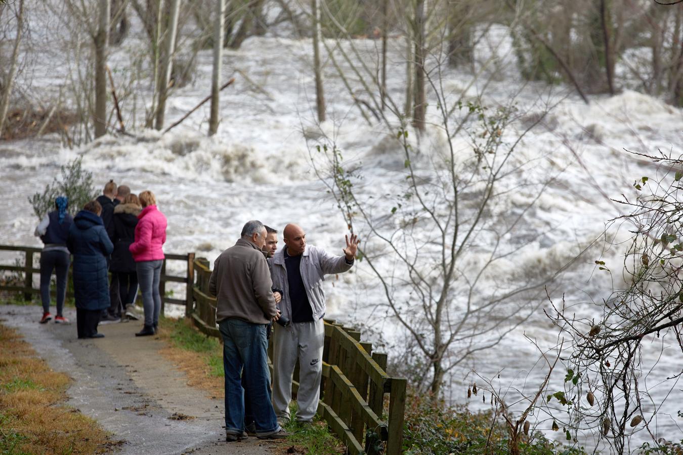 Varios vecinos de Gerona contemplan el río Ter a su paso por La Cellera