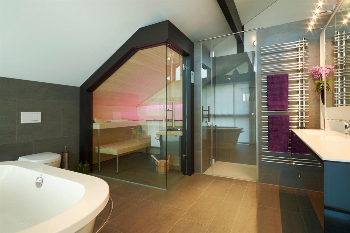 Sauna. Una de las tendencias en la arquitectura contemporánea consiste en instalar una sauna dentro (o fuera) de la vivienda. Esta tradición finlandesa se está extendiendo hacia el sur de Europa, donde sus beneficios son cada vez más reconocidos y demandados