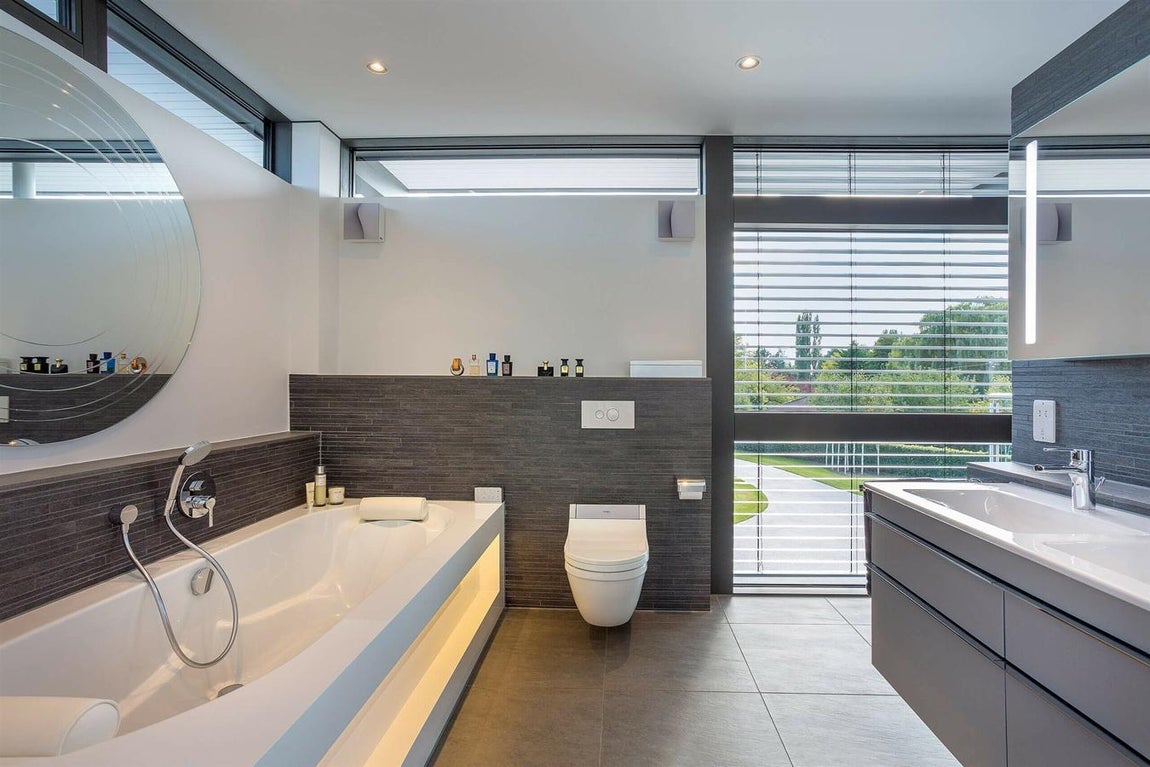 La favorita del actor. Banderas ha manifestado en un semanario británico haber tenido muchas casas, pero que esta es su favorita. “Es increíble, de noche se ilumina como un diamante”. La casa cumple con todas las credenciales ecológicas y entre sus estancias de capricho hay un gimnasio para que la pareja pueda ponerse en forma los días más fríos. El paraje en el que se enclava ofrece muchas posibilidades para hacer deporte al aire libre