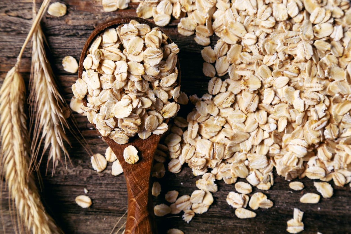Avena. La avena proporciona 16,7 gramos de proteína por cada 100 gramos.