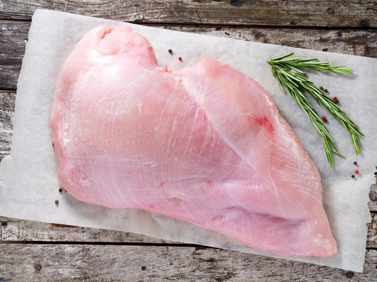 Pechuga de pavo sin piel. Este alimento rico en proteínas animales aporta 29,9 gramos por cada 100 gramos de pechuga de pavo sin piel.