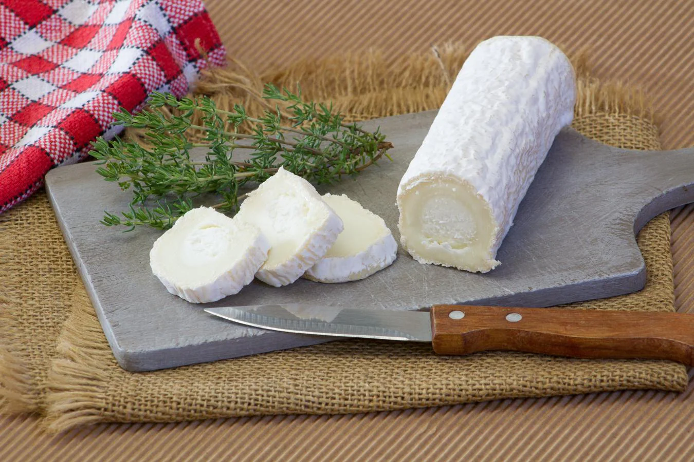 Queso de cabra. También de procedencia animal, el queso de cabra sería el segundo queso con más proteínas: 27,6 gramos por cada 100 gramos.