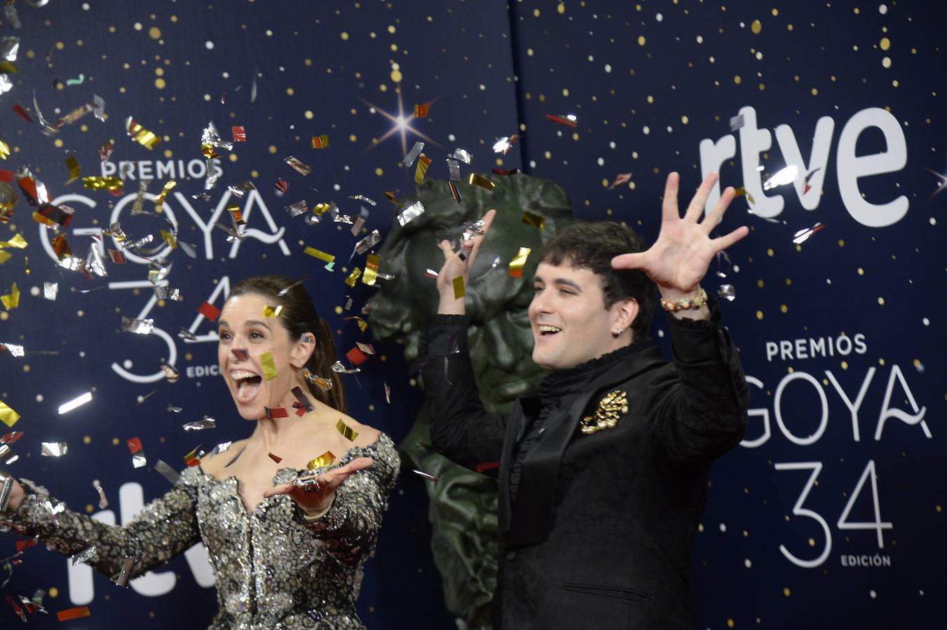 El diseñador Palomo Spain y la presentadora Raquel S-anchez Silva, posa en la alfombra roja de la XXXIV edición de los Premios Goya