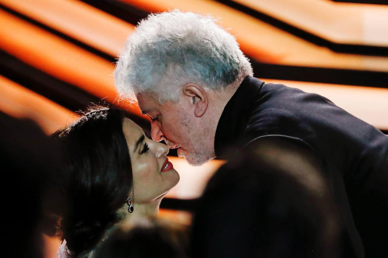 Pedro Almodóvar besa a Penélope Cruz al ser premiado